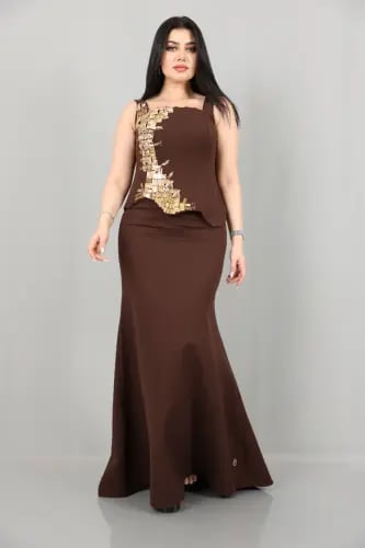 فستان سهرة طويل وأنيق بقصة ضيقة يتميز بقطعة علوية...