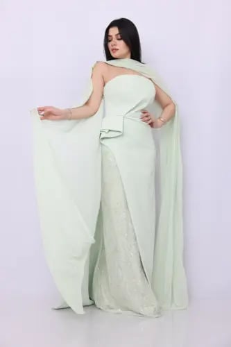 فستان سهرة تيفاني بكاب انسيابي فاخر مع قصة راقية
