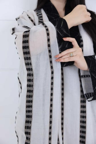 جلابية لينن مع كلفة على شكل V واسع - اسود