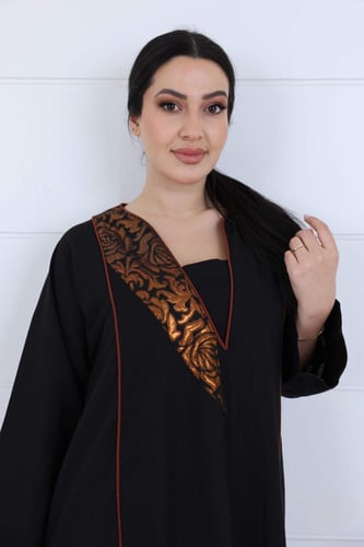 جلابية كريب جورسية بكلفة ذهبية على الصدر