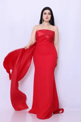 فستان سهرة أحمر بتصميم راق ووشاح انسيابي