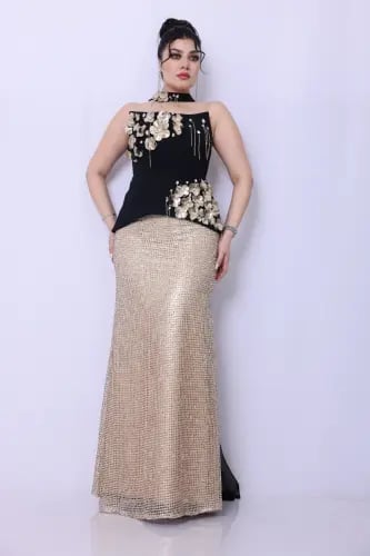 فستان سهرة فاخر يجمع بين الأسود والذهبي اللامع مع...