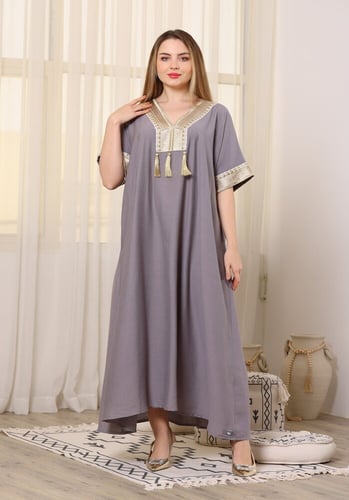 فستان صيفي مزين بتطريز ذهبي لامع وبتفاصيل أهداب مع...