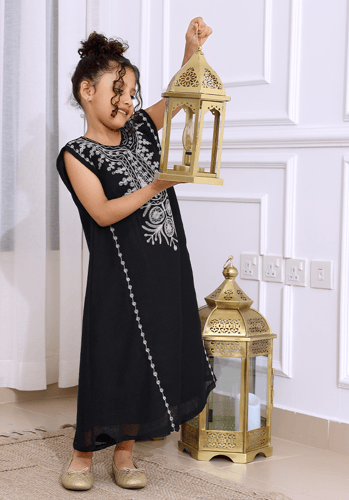 فستان بناتي صيفي كت مزين بزخرفة عصرية وتطريز فضي ل...