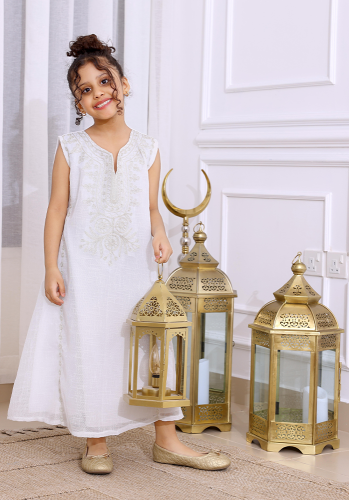 فستان بناتي صيفي كت مزين بزخرفة عصرية وتطريز لون س...