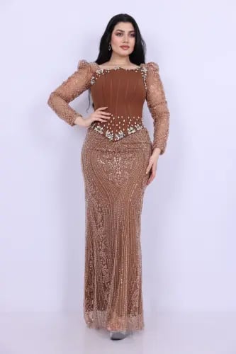 فستان سهرة بني طويل بتصميم مشد كورسيه مزينة بتطريزات براقة فاخرة
