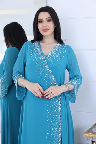 فستان كريب شيفون لف مزين بشك يدوي لؤلؤ فاخر على ال...