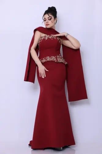 فستان سهرة عنابي بوشاح ملكي وتطريز فاخر
