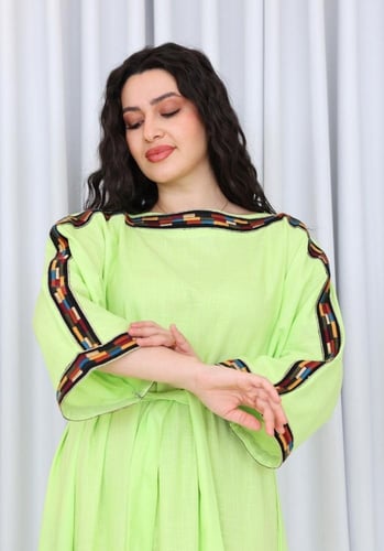 فستان سادة لينن مزين بتطريز على الاكتاف والاكمام