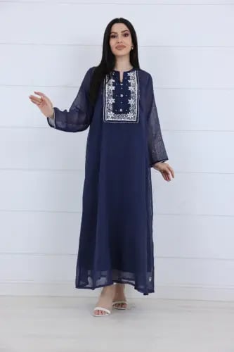 فستان لينن سادة مزين بتطريز وشك يدوي على الصدر - ك...