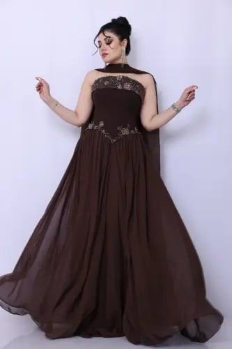 فستان بني شوكولا بوشاح فاخر وشك ذهبي على الصدر وال...