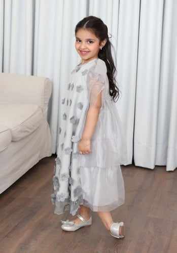 فستان بناتي تفته بتطريز الورود وتصميم طبقات من الخ...