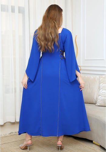 فستان طويل ناعم بأكمام واسعة وتفاصيل ذهبية