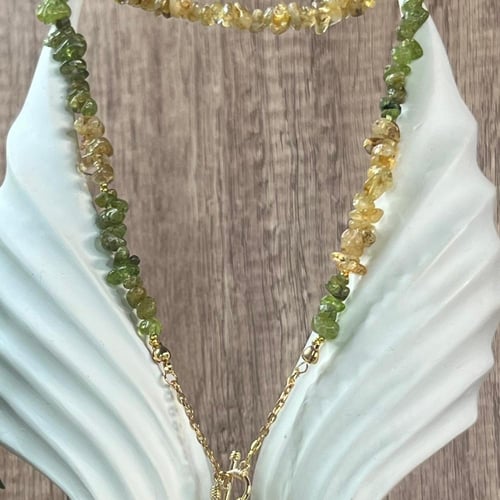 قلادة الزبرجد والسترين – إشراقة الصفاء والوفرة