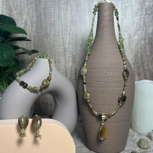 حلق من الجرانيت الأخضر والزبرجد