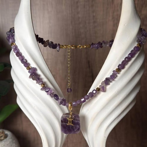 قلادة حجر الأماثيست الطبيعي مع تعليقة برج – أناقة...