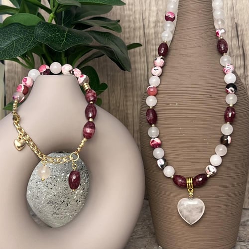 قلادة الروز كوارتز والأجات والياقوت – رقيّ الأحجار...