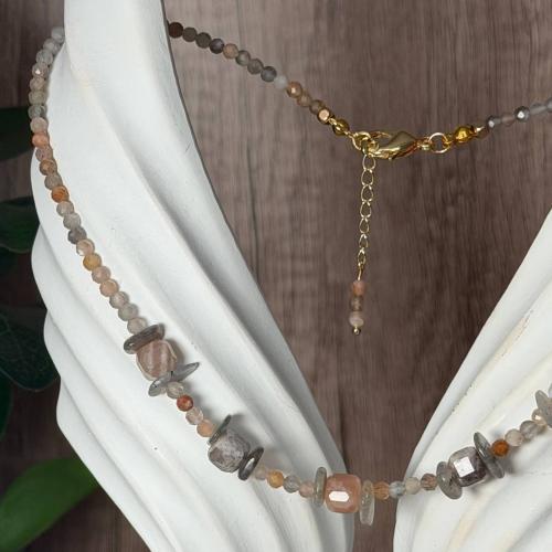 قلادة حجر الطاووس وحجر القمر – إشراق، تميّز، وطاقة...