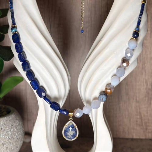 قلادة اللازورد والعقيق – عمق، حكمة، وتوازن داخلي