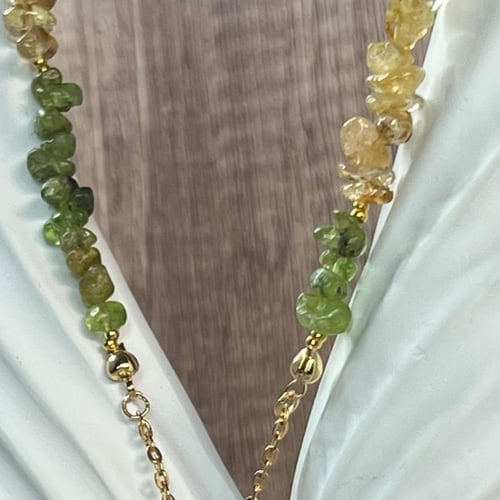 قلادة الزبرجد والسترين – إشراقة الصفاء والوفرة