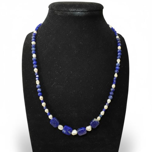 قلادة من حجر اللازورد واللؤلؤ مع تعليقة برج من اخت...