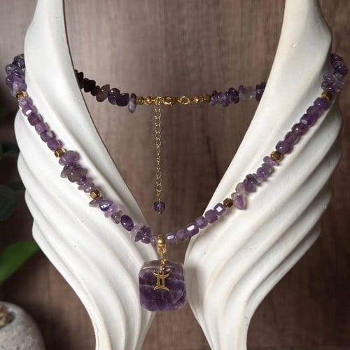 قلادة حجر الأماثيست الطبيعي مع تعليقة برج – أناقة...
