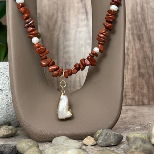 قلادة الجاسبر مع اللؤلؤ – تناغم الأرض وصفاء البحر