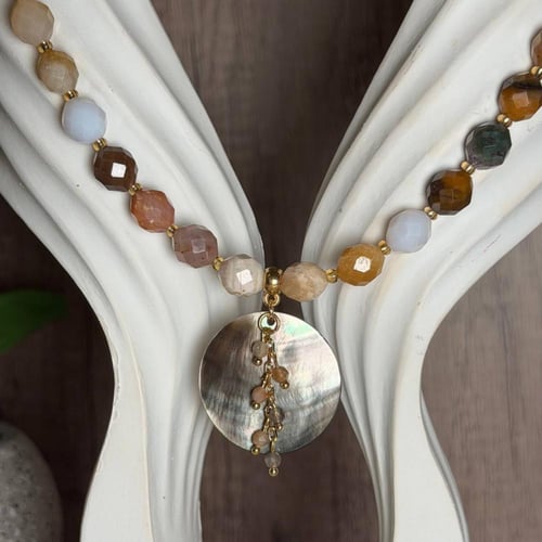 قلادة العقيق وحجر القمر والصدف – تناغم ناعم بروح ط...