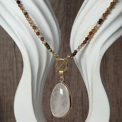 قلادة العقيق البني مع تعليقة كوارتز – توازن، قوة،...