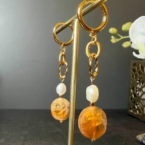 حلق اللؤلؤ والسترين – نعومة وإشراق بلمسة أنثوية