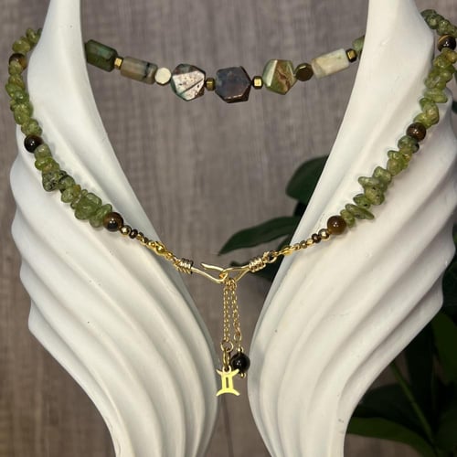 قلادة الكريسوبريز، الأمازونيت، الهيماتيت، وعين الن...