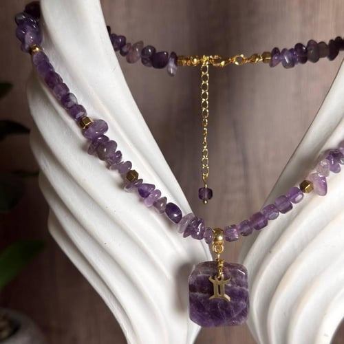 قلادة حجر الأماثيست الطبيعي مع تعليقة برج – أناقة...