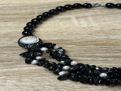 قلادة الأونيكس (العقيق الأسود) مع اللؤلؤ – توازن ب...