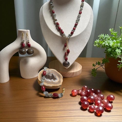 إسوارة الطاووس والياقوت – أناقة الألوان وقوة المعن...