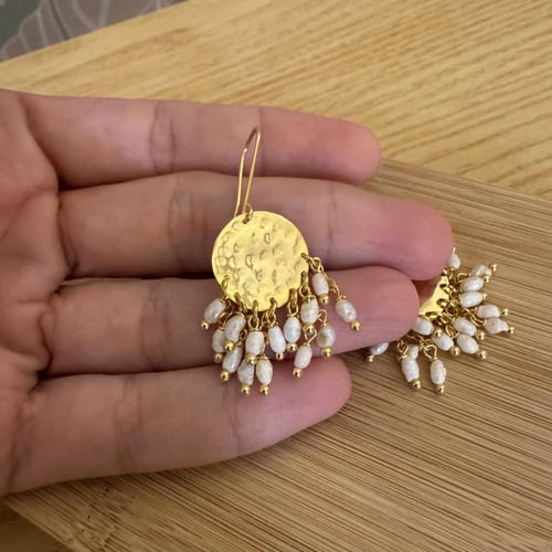 حلق الفضة 925 مطلية بالذهب مع حبات لؤلؤ صغيرة