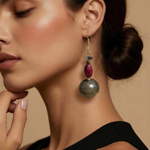 حلق الطاووس والياقوت والهيماتيت – سحر الألوان وقوة...