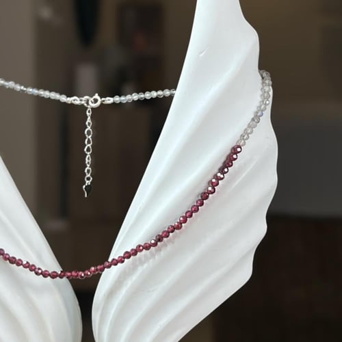 تشوكر الجارنت مع حجر الطاووس – تناغم الألوان وطاقة...