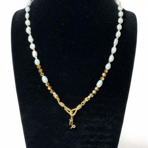 قلادة من اللؤلؤ وحجر الطاووس مع تعليقة برج