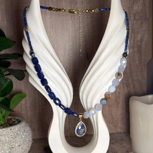 قلادة اللازورد والعقيق – عمق، حكمة، وتوازن داخلي