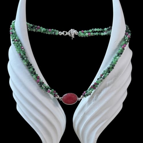 قلادة روبي زوزيت – سحر الطبيعة وجمالها