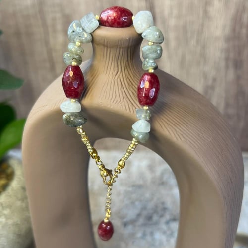 إسوارة الطاووس والياقوت – أناقة الألوان وقوة المعن...