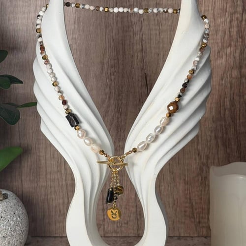 قلادة أنيقة مصنوعة من أحجار العقيق الأبيض واللؤلؤ...