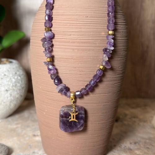 قلادة حجر الأماثيست الطبيعي مع تعليقة برج – أناقة...