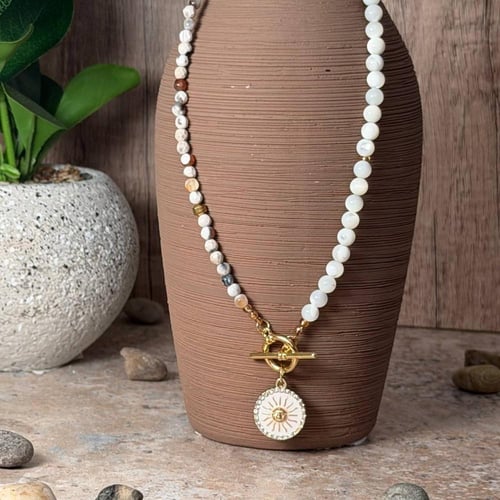 قلادة العقيق الأبيض والصدف – صفاء، نعومة، وأناقة ط...