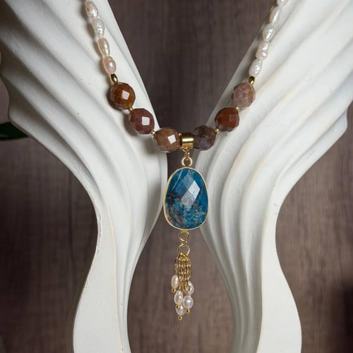 قلادة اللؤلؤ والعقيق مع تعليقة من حجر الأباتيت الأ...