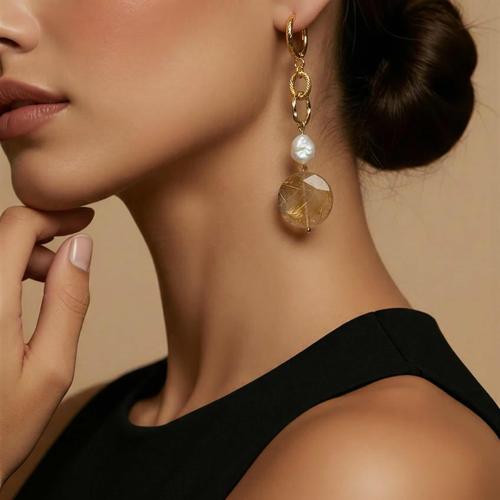 حلق اللؤلؤ والسترين – نعومة وإشراق بلمسة أنثوية