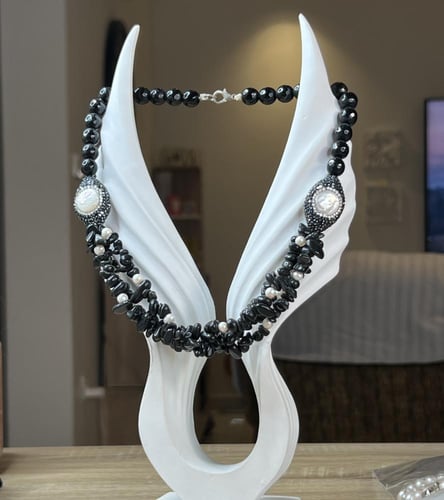 قلادة الأونيكس (العقيق الأسود) مع اللؤلؤ – توازن ب...