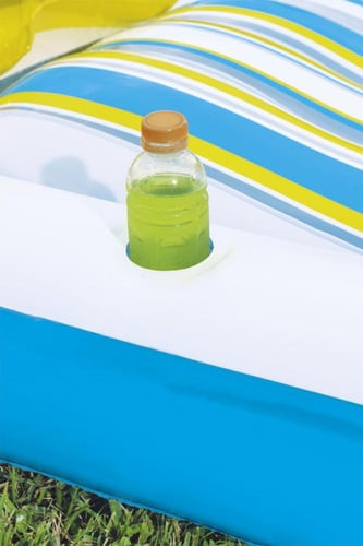 مسبح مع كرسي استرخاء