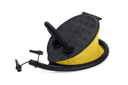 قارب تريك مع المجاديف ومنفاخ قدم