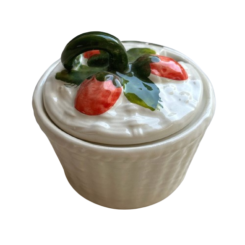 جرة مزينة بالفراولة